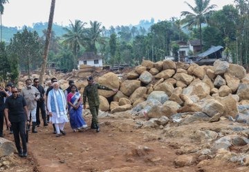 വയനാട് ദുരിന്ത ബാധിതരെ നെഞ്ചോട് ചേർത്ത് പ്രധാനമന്ത്രി; സെന്റ് ജോസഫ് സ്‌കൂളിലെ ക്യാമ്പിലും വിംസ് ആശുപത്രിയിലും അദ്ദേഹം സന്ദർശനം നടത്തി