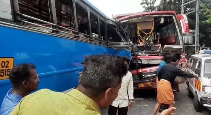 സ്വകാര്യ ബസുകൾ കൂട്ടിയിടിച്ച് അപകടം; മുപ്പതോളം പേർക്ക് പരിക്ക്