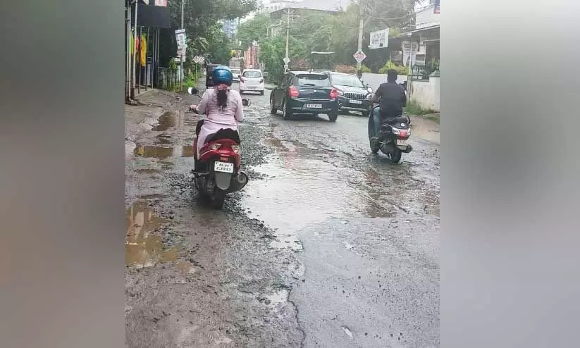 ആ​ലു​വ – പെ​രു​മ്പാ​വൂ​ർ റോ​ഡി​ലെ കു​ഴി​ക​ൾ എ​ത്ര​യും പെ​ട്ടെ​ന്ന് അ​ട​ക്ക​ണ​മെ​ന്ന് ഹൈ​കോ​ട​തി ഉ​ത്ത​ര​വ്