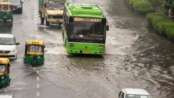 ശക്തമായ മഴ :ഡൽഹി വെള്ളക്കെട്ട് രൂക്ഷം : സ്കൂൾ ബസിൽ കുടുങ്ങിയ മൂന്ന് കുട്ടികളെ രക്ഷപ്പെടുത്തി