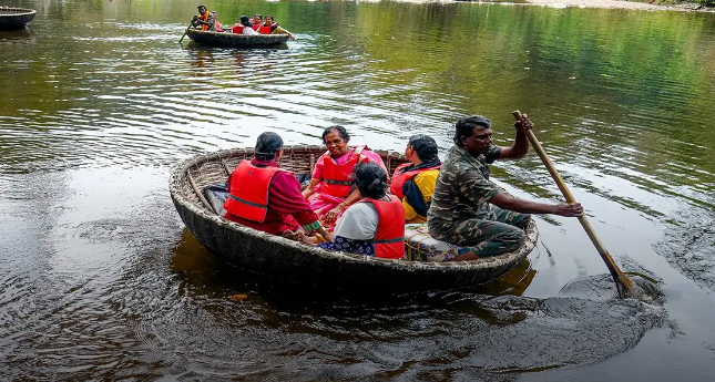 അ​ട​വി കു​ട്ട​വ​ഞ്ചി സ​വാ​രി ; അ​ഞ്ച് പേ​ർ​ക്ക് കു​ള​വി​യു​ടെ കു​ത്തേ​റ്റു