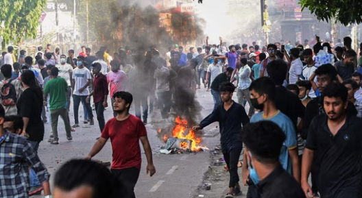 ബം​ഗ്ലാ​ദേ​ശി​ൽ വീ​ണ്ടും ക​ലാ​പം ; പ്ര​തി​ഷേധവുമായി ജനങ്ങൾ തെരുവിൽ