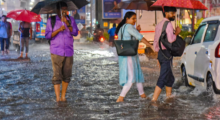 സം​സ്ഥാ​ന​ത്ത് മ​ഴ ക​ന​ക്കും ; നാ​ല് ജി​ല്ല​ക​ളി​ൽ യെ​ല്ലോ അ​ല​ർ​ട്ട്