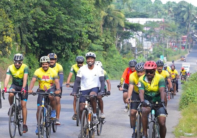 ജില്ലാ കലക്ടർ സൈക്കിളിൽ കുന്നംകുളം റോഡ് പരിശോധിച്ചു