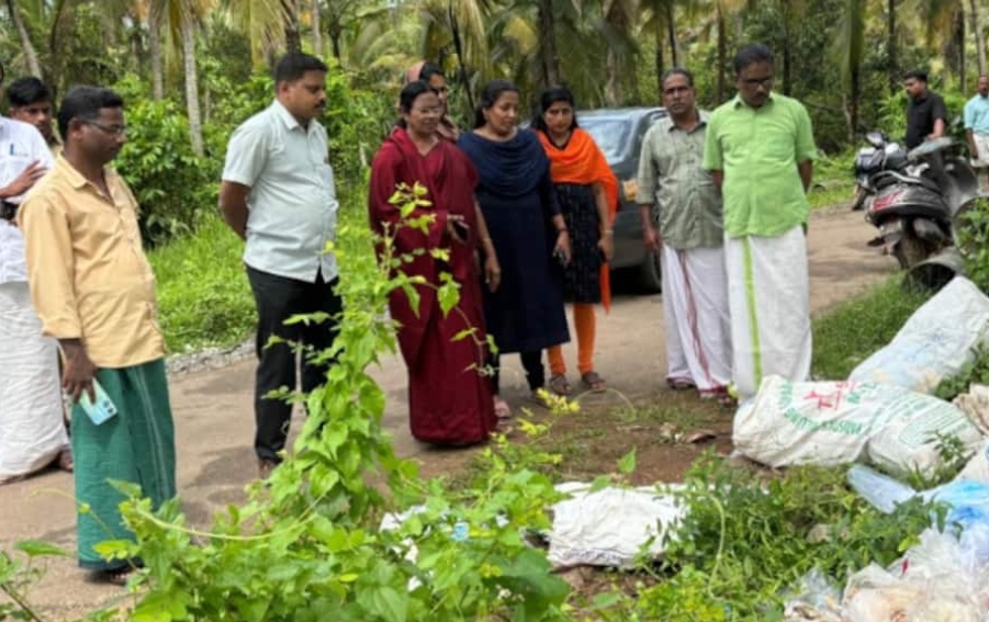 വയലിൽ മാലിന്യം തള്ളിയത് തെളിവ് ഉൾപ്പെടെ; ഉടമയെ കണ്ടെത്തി ആറ് ചാക്കുകൾ തിരിച്ചെടുപ്പിച്ചു; പിഴയായി 50,000 രൂപയും ചുമത്തി