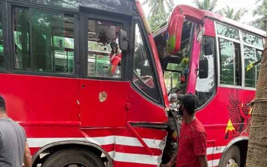 സ്വകാര്യ ബസ്സുകൾ കൂട്ടിയിടിച്ച് അപകടം; 20 ലേറെ പേർക്ക് പരിക്കേറ്റു; ബസ് ഡ്രൈവർമാരുടെ നില ഗുരുതരം