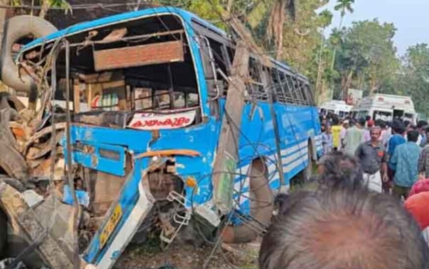 അടൂരിൽ സ്വകാര്യ ബസ് മറിഞ്ഞു; പത്തിലേറെ പേർക്ക് പരിക്ക്