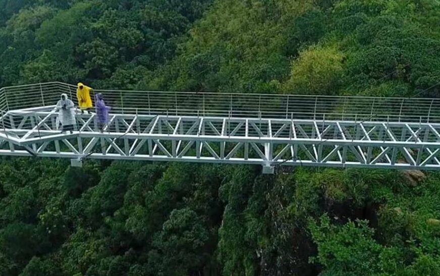 സഞ്ചരികൾക്കായി വീണ്ടും തുറന്ന് വാഗമണ്ണിലെ ചില്ലുപാലം