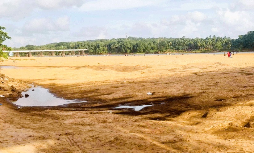 വീണ്ടും മണൽ പരപ്പായി നിള