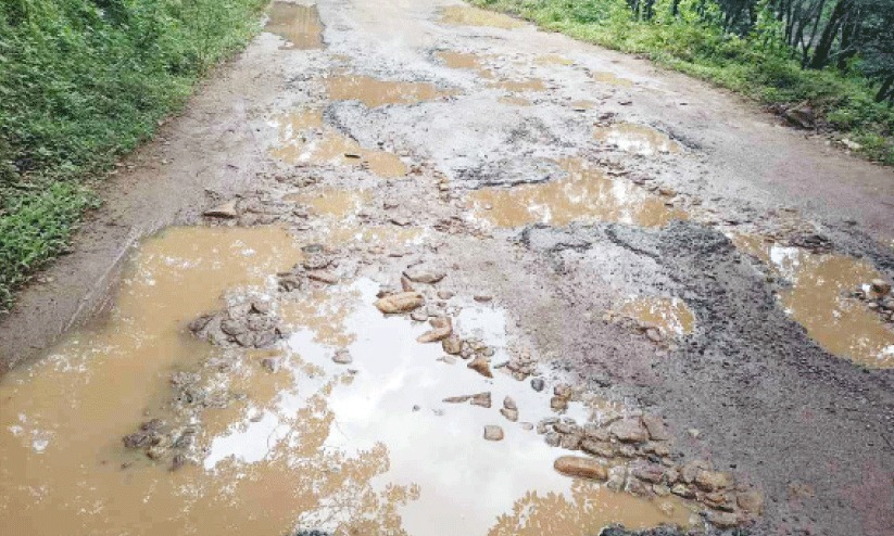 ആര്യങ്കാവ് പഞ്ചായത്തിലെ പ്രധാന റോഡായ കഴുതുരുട്ടി-അമ്പനാട് റോഡ് പൂർണമായി തകർന്നു; യാത്രാക്ലേശത്തിൽ