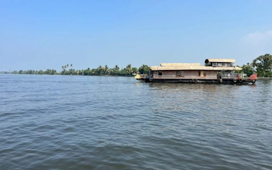 വേമ്പനാട്ടു കായലിൽ കരിമീനുകൾ അപ്രത്യക്ഷമാകുന്നു