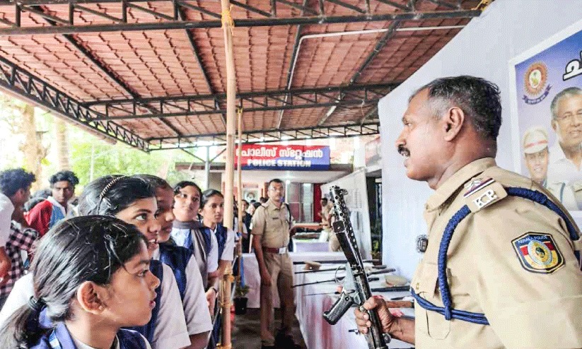 ചങ്ങനാശ്ശേരി പൊലീസ് സ്റ്റേഷനിലെ ആയുധപ്രദർശനത്തിന് തിരക്കേറുന്നു