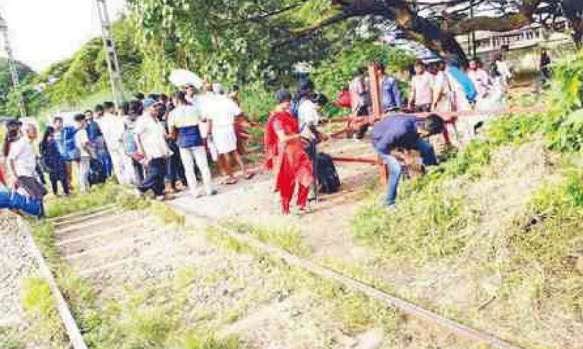 അപകടകരമായ നടവഴിയടച്ച് റെയിൽവേ