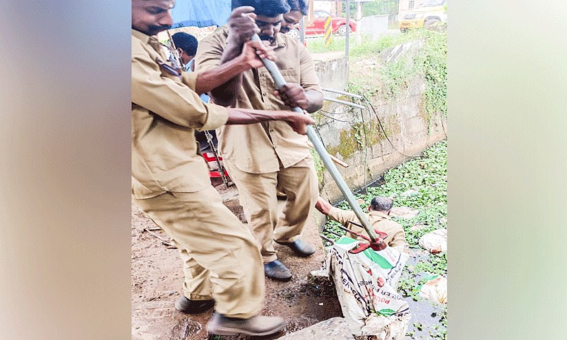 മണിപ്പുഴയിലെ തോട്ടിൽ മാലിന്യം തള്ളൽ രൂക്ഷമാകുന്നു