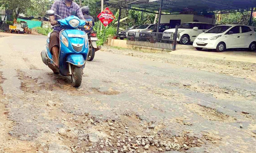 തിരൂർക്കാട്-ആനക്കയം റോഡിൽ കുഴികൾ തുറന്ന് വിണ്ടും അപകട ഭീഷണി