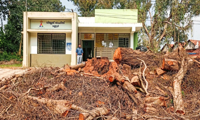 മണ്ണൂരിലെ സ്മാർട്ട് വില്ലേജിലെ മരത്തടികൾ ആരു നീക്കും