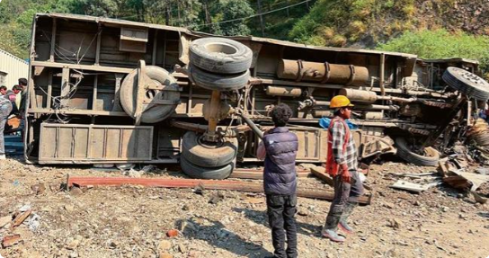 പാ​ക്കി​സ്ഥാ​നി​ൽ ബ​സ് ന​ദി​യി​ലേ​ക്ക് മ​റി​ഞ്ഞു ; 16 മ​ര​ണം