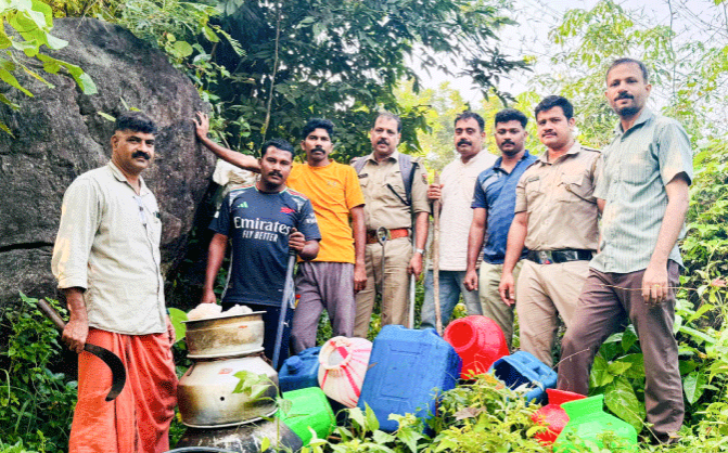 എ​ക്സൈ​സ് പ​രി​ശോ​ധ​ന​യി​ല്‍ വാ​ഷും വാ​റ്റു​പ​ക​ര​ണ​ങ്ങ​ളും പി​ടി​കൂ​ടി