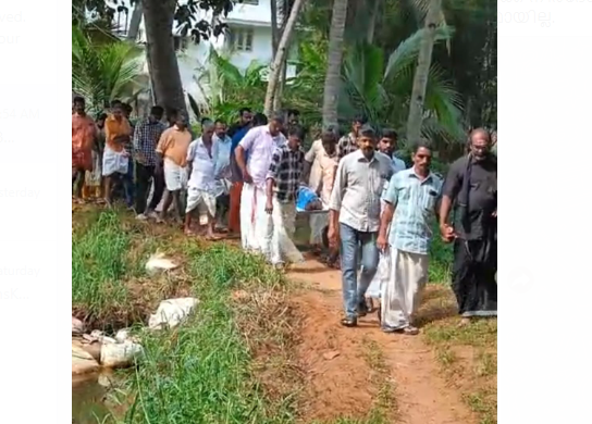 യുവതിയുടെ മൃതദേഹം ചുമന്നത് മുക്കാൽ കിലോ മീറ്റർ ; വിട്ടു കിട്ടാത്ത വസ്തുവിൽ കുടുങ്ങി റോഡ് വികസനം