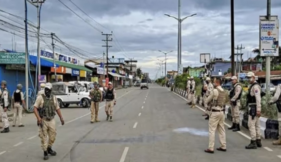 മണിപ്പൂരിലെ അഞ്ചു ജില്ലകളിൽ കർഫ്യൂ; ഏഴു ജില്ലകളിലെ ഇന്റർനെറ്റ് സേവനങ്ങൾ വിച്ഛേ​ദിച്ചു