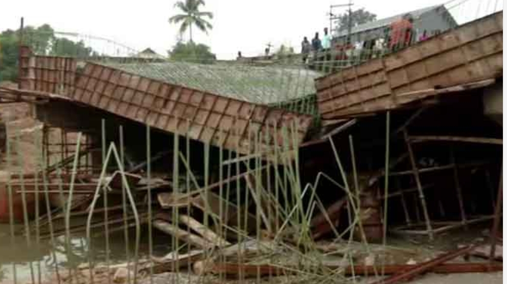 കൊല്ലം അയത്തിലിൽ നിർമാണത്തിലിരുന്ന പാലം തകർന്നു