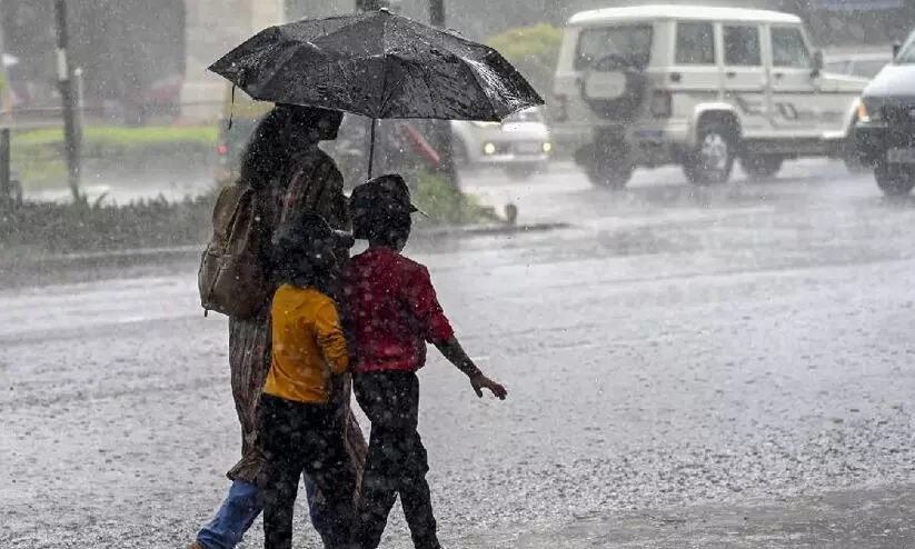 സംസ്ഥാനത്ത് മഴ മുന്നറിയിപ്പിൽ മാറ്റം; മൂന്ന് ജില്ലകളിൽ യെല്ലോ അലർട്ട്