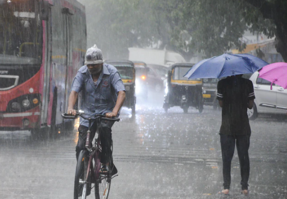 സം​സ്ഥാ​ന​ത്ത് അ​തി​തീ​വ്ര മ​ഴ​യ്ക്ക് സാ​ധ്യ​ത ; ഇ​ന്ന് നാ​ല് ജി​ല്ല​ക​ളി​ൽ റെ​ഡ് അ​ല​ർ​ട്ട്