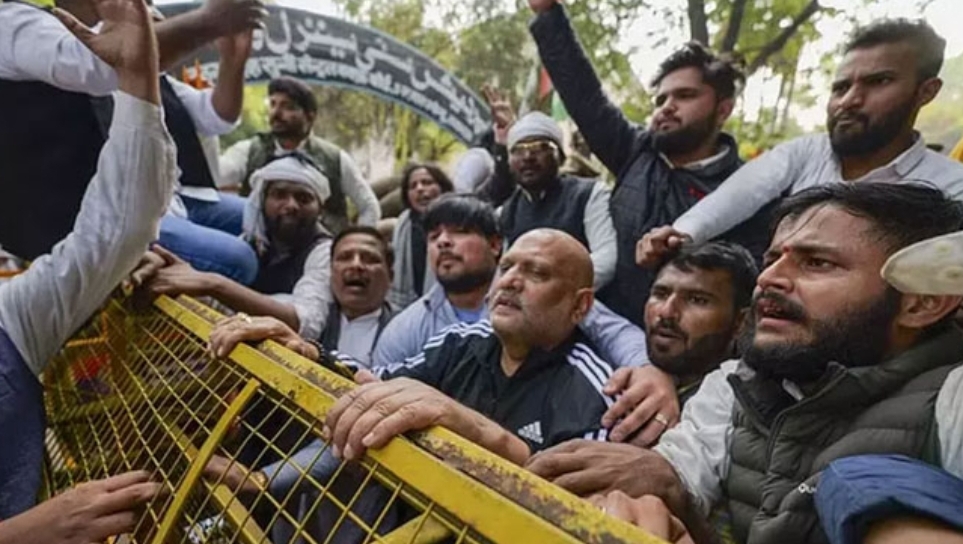 നിയമസഭാ പ്രതിഷേധത്തിനിടെ കോൺഗ്രസ് പ്രവർത്തകന് ദാരുണാന്ത്യം