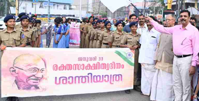 രക്തസാക്ഷി ദിനാചരണം ; ശാന്തിയാത്രയും പുഷ്പാര്‍ച്ചനയും നടത്തി