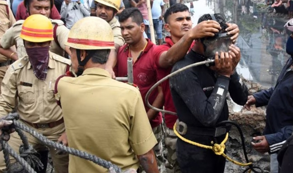 കൊൽക്കത്തയിൽ അഴുക്കുചാൽ വൃത്തിയാക്കുന്നതിനിടെ മൂന്ന് തൊഴിലാളികൾ മരിച്ചു