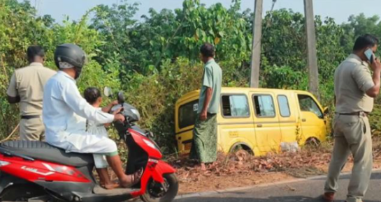 സ്‌​കൂ​ള്‍ വാ​ന്‍ നി​യ​ന്ത്ര​ണം വി​ട്ട് വൈ​ദ്യു​തി പോ​സ്റ്റി​ലി​ടി​ച്ചു