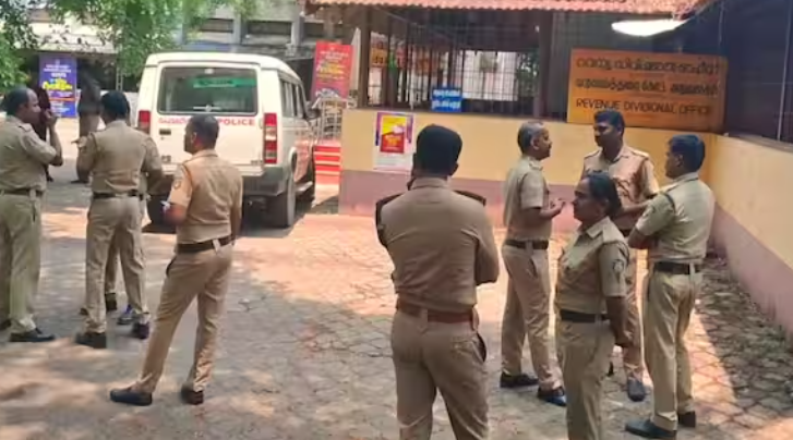 തൃ​ശൂ​രും പാ​ല​ക്കാ​ടും ആ​ർ​ഡി​ഒ ഓ​ഫീ​സു​ക​ളി​ൽ ബോം​ബ് ഭീ​ഷ​ണി