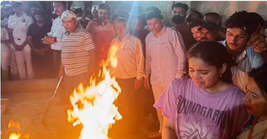പ​ഹ​ൽ​ഗാം ഭീ​ക​രാ​ക്ര​മണം ; കൊ​ല്ല​പ്പെ​ട്ട നേ​വി ഉ​ദ്യോ​ഗ​സ്ഥ​ന്‍റെ മൃ​ത​ദേ​ഹം സം​സ്ക​രി​ച്ചു