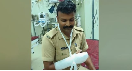 ത​ട​വു​കാ​ർ ജ​യി​ല്‍ ജീ​വ​ന​ക്കാ​ര​ന്‍റെ കൈ ​ത​ല്ലി​യൊ​ടി​ച്ചു