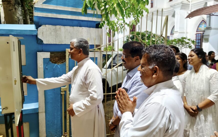 ആലപ്പുഴ ലത്തീൻ പള്ളിയിൽ സ്ഥാപിച്ച ഉയരവിളക്കിന്റെ സ്വിച്ച് ഓൺ കർമ്മം നിർവഹിച്ചു.