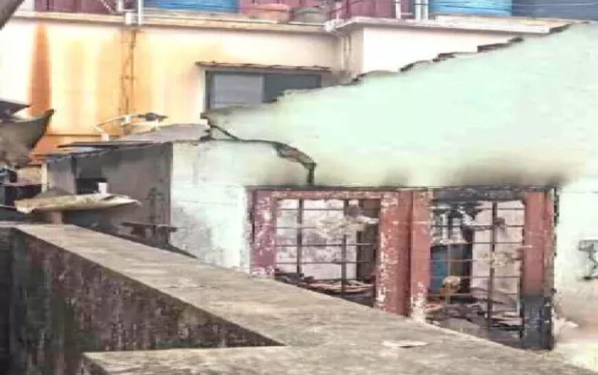 മരടിൽ വീടിന് തീ പിടിച്ചു; ഒരാൾക്ക് പരിക്ക്, വീട് പൂർണ്ണമായും കത്തി നശിച്ചു