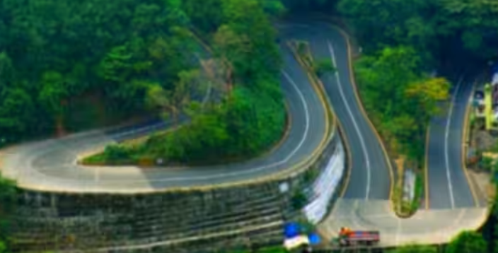ലോറിയുടെ ടയർ പൊട്ടി ; താമരശ്ശേരി ചുരത്തിൽ ഗതാഗതം സ്തംഭിച്ചു