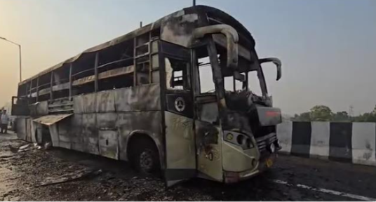 യു​പി‍​യി​ൽ ബ​സി​നു തീ​പിടി​​ച്ച് അ​ഞ്ചു​പേ​ർ മ​രി​ച്ചു