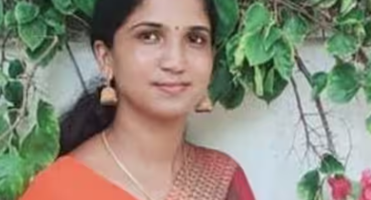 ബൈക്കിൽ നിന്ന് വീണ് യുവതി മരിച്ചു