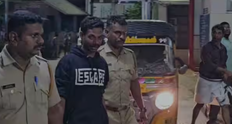 കൊ​ല്ലം ശ​ക്തി​കു​ള​ങ്ങ​ര​യി​ൽ യു​വാ​ക്ക​ൾ​ക്ക് വെ​ട്ടേ​റ്റു