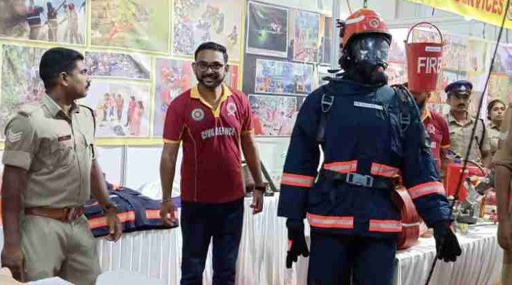 കാണികളെ ആകര്‍ഷിച്ച് ഫയര്‍ ആന്‍ഡ് റെസ്‌ക്യൂ സ്റ്റാള്‍