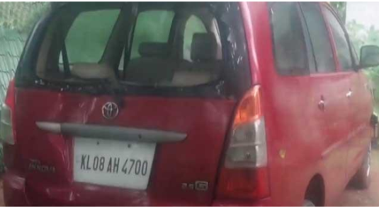 അ​തി​ര​പ്പി​ള്ളിയിൽ കാ​ട്ടാ​ന ആക്രമണം ; നിർത്തിയിട്ടിരുന്ന കാ​ർ ത​ക​ർ​ത്തു
