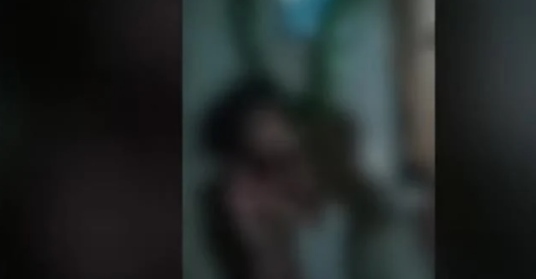 എ​ട്ടു​വ​യ​സു​കാ​രി​ക്ക് പി​താ​വിന്റെ ക്രൂ​ര​മ​ര്‍​ദ​നം ; ദൃ​ശ്യ​ങ്ങ​ള്‍ പു​റ​ത്ത്