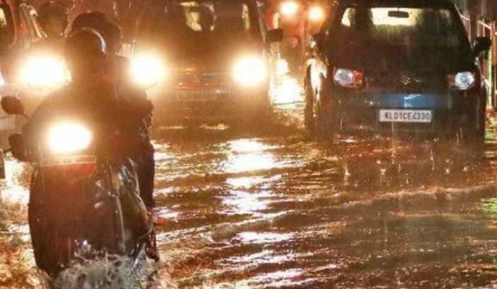 കനത്ത മഴയിൽ പുഴകളില്‍ ജലനിരപ്പുയരുന്നു ; ജാഗ്രത നിർദ്ദേശം