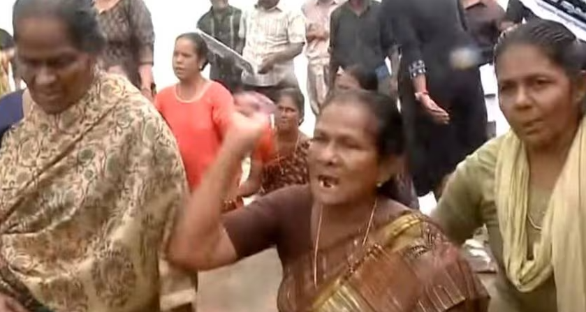 കടലാക്രമണ ഭീതിയിൽ ; ചെല്ലാനത്ത് കടലിൽ ഇറങ്ങി പ്രതിഷേധിച്ച് പ്രദേശവാസികൾ