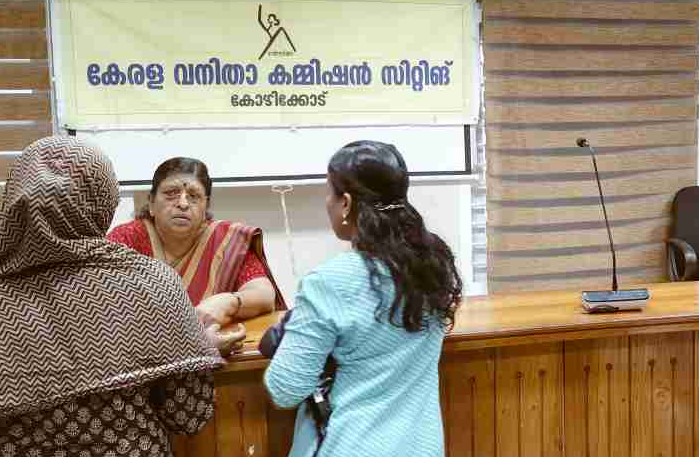 രക്ഷിതാക്കളുടെ പുനര്‍വിവാഹശേഷം കുട്ടികള്‍ അനാഥത്വം നേരിടുന്നത് ആശങ്കാജനകം ; വനിതാ കമീഷന്‍