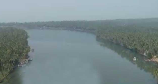 കനത്ത മഴയിൽ ജ​ല​നി​ര​പ്പു​യ​രു​ന്നു ; കോ​ര​പ്പു​ഴ​യു​ടെ തീ​ര​ങ്ങ​ളി​ൽ മു​ന്ന​റി​യി​പ്പ്