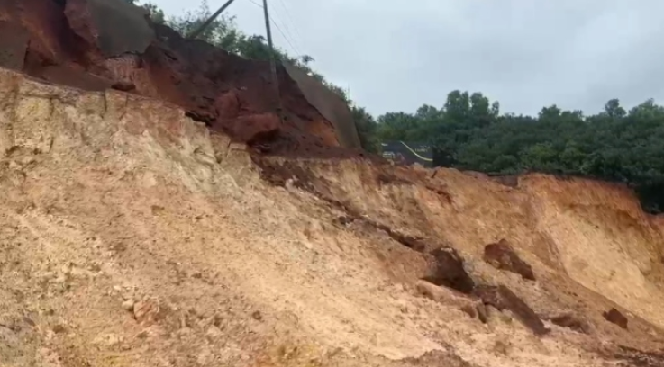 കുപ്പത്ത് ദേശീയപാതയില്‍ വീണ്ടും മണ്ണിടിച്ചില്‍