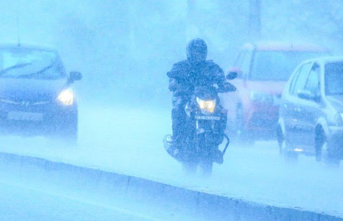 കനത്ത മഴ ; ആ​റ് ജി​ല്ല​ക​ളി​ലെ വി​ദ്യാ​ഭ്യാ​സ സ്ഥാ​പ​ന​ങ്ങ​ൾ​ക്ക് ഇ​ന്ന് അ​വ​ധി