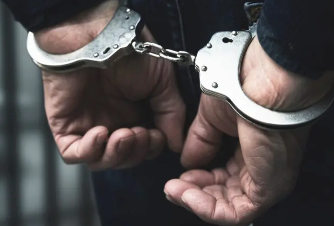 ട്രെ​യി​ന്‍ അ​ട്ടി​മ​റി​ക്കാ​ന്‍ ശ്ര​മി​ച്ച യു​വാ​വ് പോ​ലീ​സ് പി​ടി​യി​ല്‍